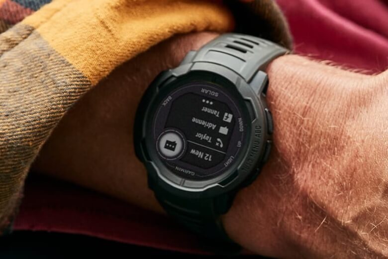 Đồng hồ Garmin Instinct 2s cũng có khả năng điều chỉnh độ sáng của màn hình để phù hợp với môi trường sử dụng, từ chế độ rõ nét trong điều kiện ánh sáng mạnh đến chế độ tiết kiệm năng lượng