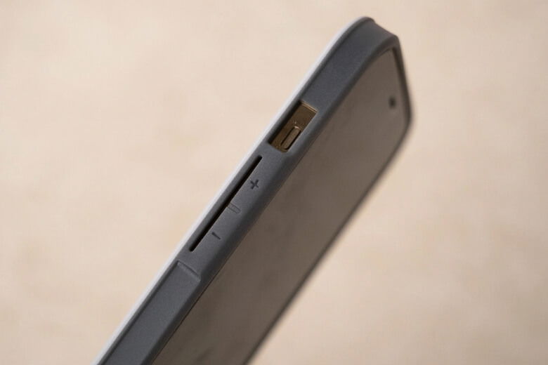 Ốp lưng UAG iPhone 12 Pro Max được thiết kế mỏng nhẹ, nhưng vẫn đảm bảo độ chắc chắn và đáp ứng được tiêu chuẩn thử nghiệm của quân đội Mỹ khi được thả rơi 26 lần