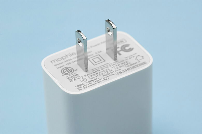 sản phẩm này cũng được chứng nhận bởi các tổ chức an toàn hàng đầu như CE, FCC và RoHS, đảm bảo rằng củ sạc đã đáp ứng các tiêu chuẩn an toàn và chất lượng