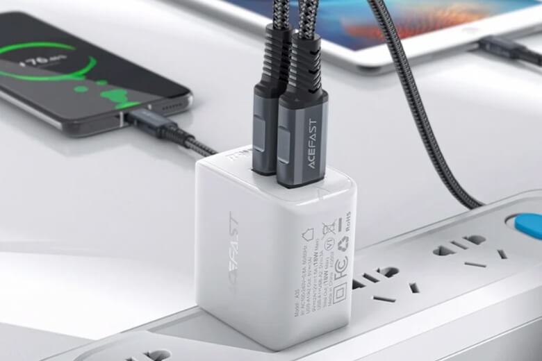 Phụ kiện được làm từ chất liệu PC chống cháy, có kích thước nhỏ gọn và trọng lượng nhẹ, chỉ khoảng 51g và 44.5 x 28 x 43.7 mm