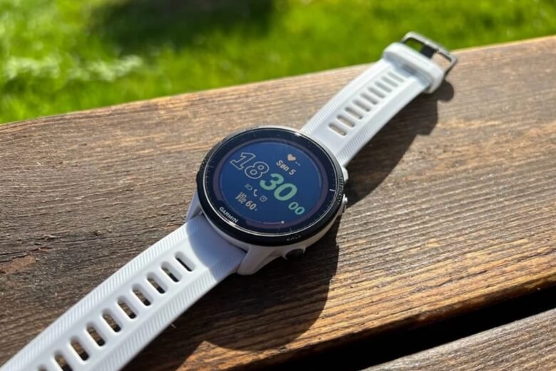 Màn hình của đồng hồ Forerunner 955 có độ phân giải cao, lên đến 260 x 260 pixel