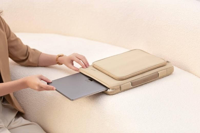  túi còn có ngăn trước để đựng máy tính bảng hoặc các phụ kiện và thiết bị ngoại vi khác như chuột, tai nghe, USB... 