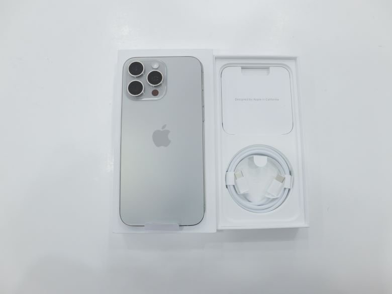 iPhone 15 Pro Max có mấy màu?