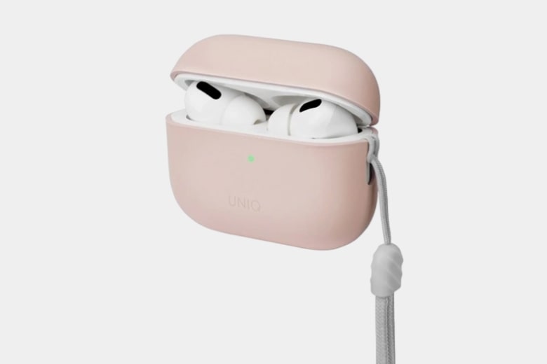Đeo AirPods đi muôn nơi mà không lo lạc mất