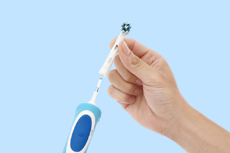 Hướng dẫn sử dụng và bảo quản bàn chải điện Oral-B Vitalit Crossaction Blue D12.513