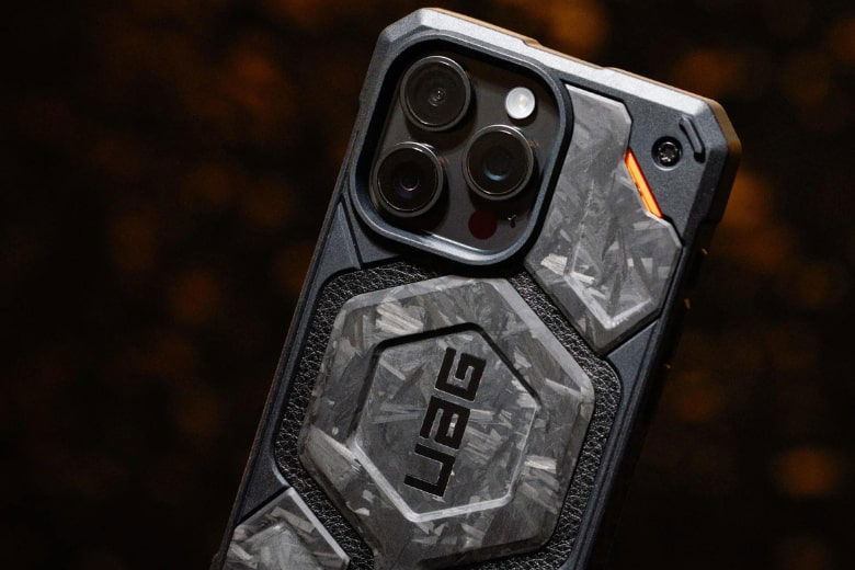 Ốp lưng iPhone 15 Pro Max UAG Monarch Pro Forged Carbon Fiber - Bảo vệ điện thoại khỏi hầu hết các tác nhân gây hại từ môi trường bên ngoài