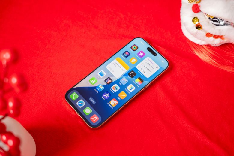 Hình ảnh mô tả công nghệ Apple Intelligence trên iPhone 16 Pro Max với AI tích hợp sâu vào hệ điều hành iOS 18.