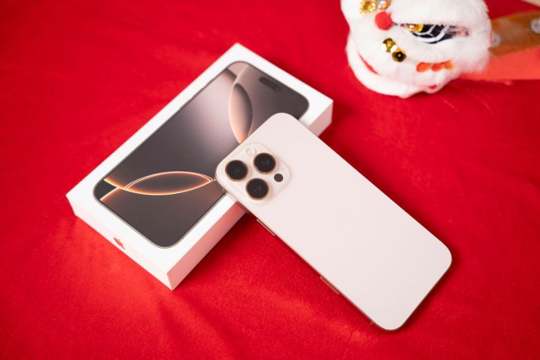 thiết kế của iPhone 16 Pro Max với nút Capture cảm ứng lực trên viền của máy.