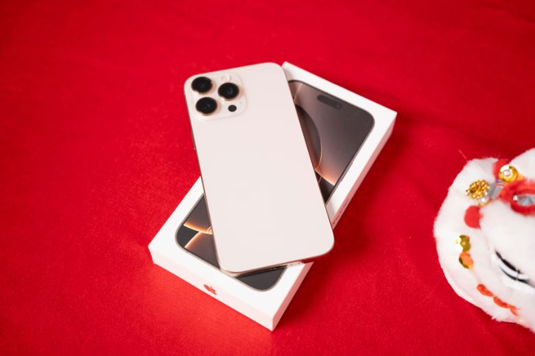 thiết kế của iPhone 16 Pro Max với nút Capture cảm ứng lực trên viền máy, mang đến cảm giác sang trọng