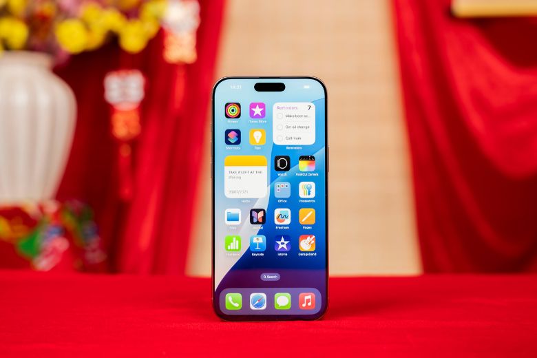 Màn hình được tích hợp công nghệ OLED MLA trên iPhone 16 Pro Max