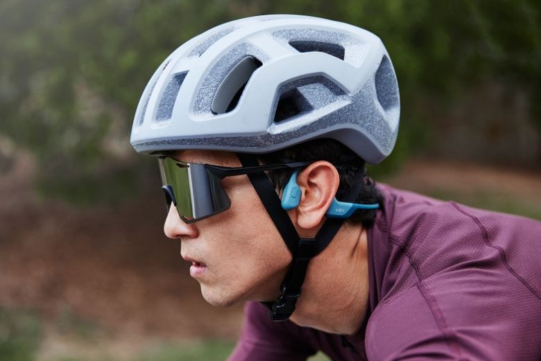 Tai nghe thể thao đeo khi đạp xe