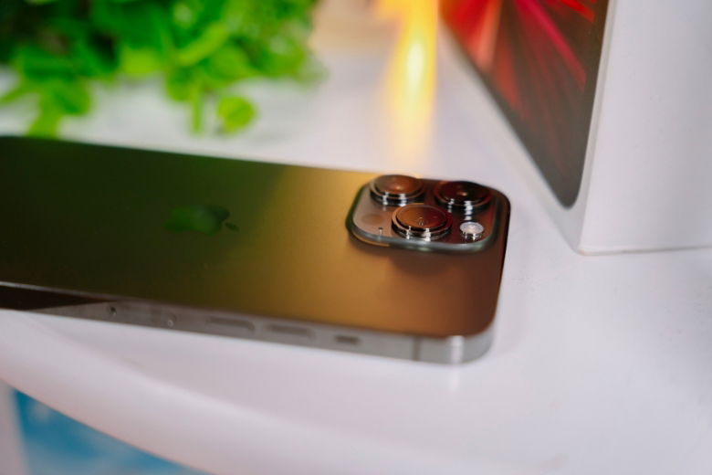 iPhone 13 Pro 256GB cũ với hệ thống camera 12MP