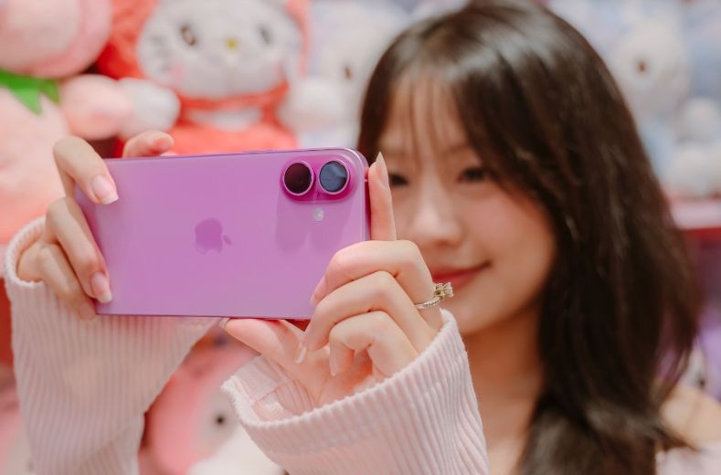 Khách hàng trải nghiệm mua điện thoại iPhone 16 series tại Di Động Việt