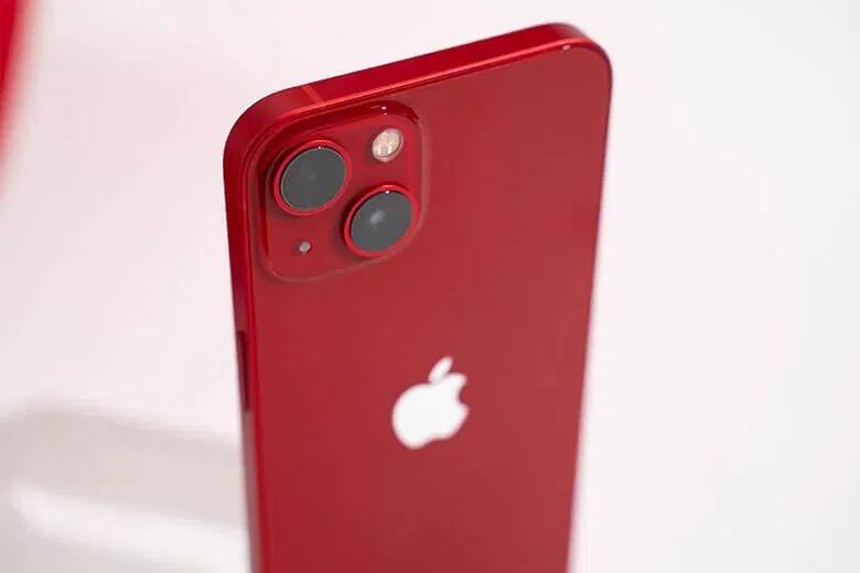 Cận cảnh iPhone 13 128GB Likenew màu đỏ