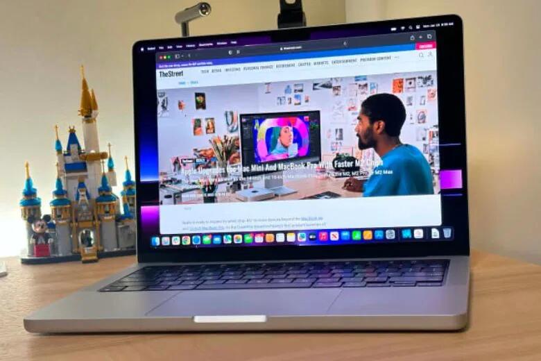 Cận cảnh MacBook Pro M2 Pro 14 inch 2023 16GB/512GB Likenew