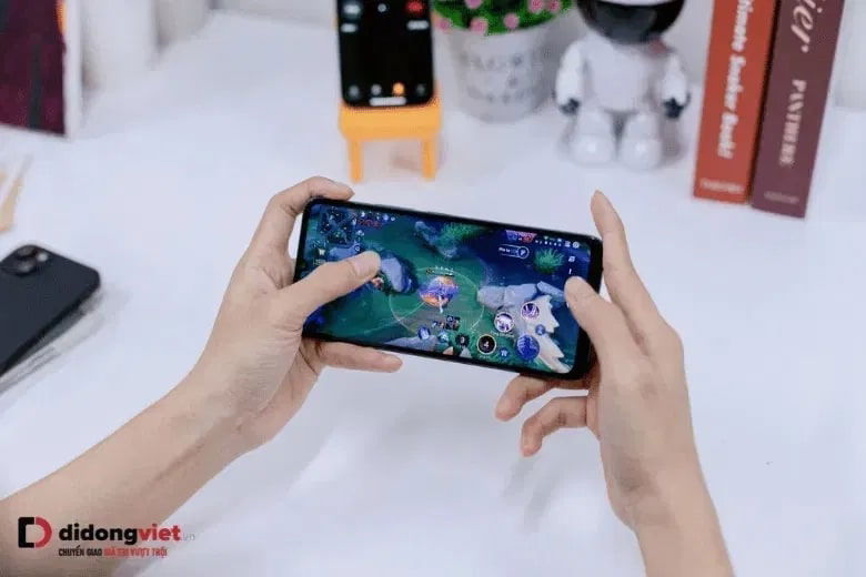 Màn hình 90Hz với độ sáng tối đa 600 nit (HBM)