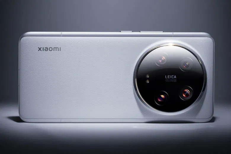 Thiết kế tinh tế, nổi bật với khung viên kim loại và mô-đun camera độc đáo