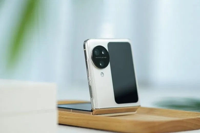 OPPO Find N3 Flip với kích thước nhỏ gọn hoàn hảo trong lòng bàn tay bạn