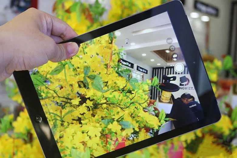 "Camera iSight 5MP trên iPad Air cho phép chụp ảnh sắc nét và quay video Full HD 1080p