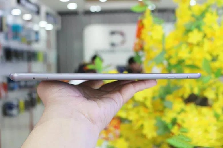 Pin lithium-polymer của iPad Air cho phép sử dụng liên tục lên đến 10 giờ cho các hoạt động hàng ngày.