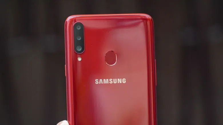 Hệ thống camera sau ba ống kính gồm 13MP chính