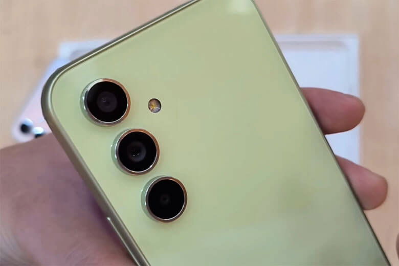 Màn hình Super AMOLED 6.6 inch với tần số quét 120Hz