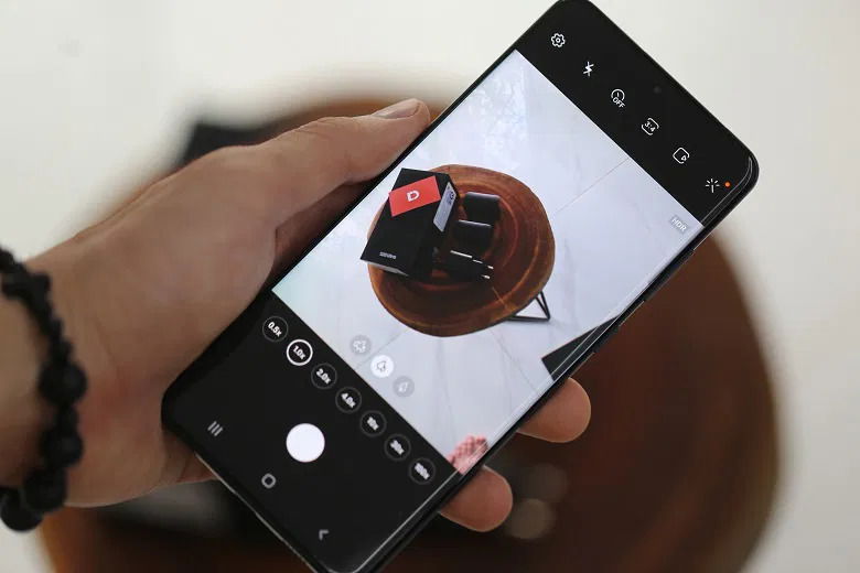 Galaxy S20 Ultra là một trong những smartphone đầu tiên hỗ trợ quay video 8K với độ phân giải 7680 x 4320 pixel.
