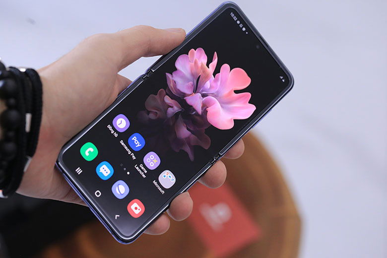 Màn hình chính 6.7 inch Dynamic AMOLED mang đến trải nghiệm hiển thị xuất sắc 