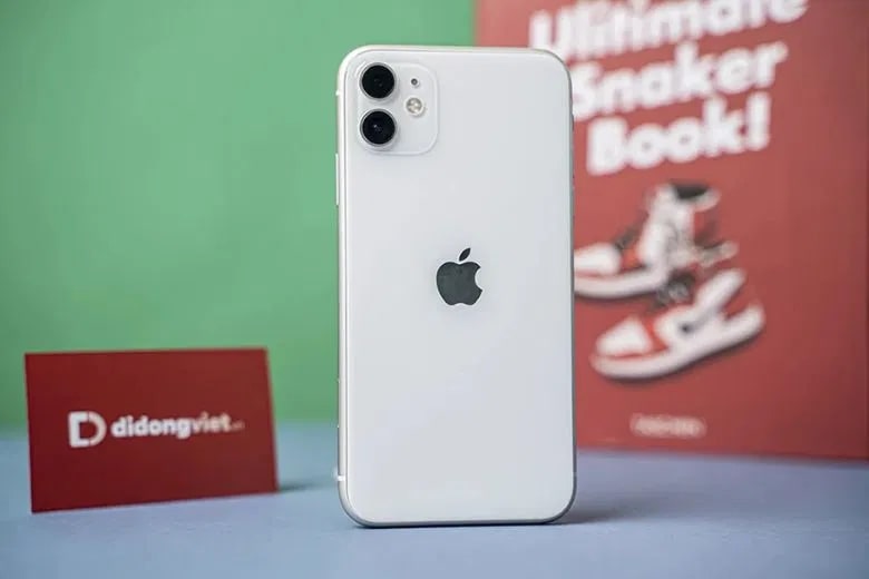 Cận cảnh hệ thống camera của iPhone 11 64GB, với hai ống kính 12MP cho ảnh chụp rộng và siêu rộng. 