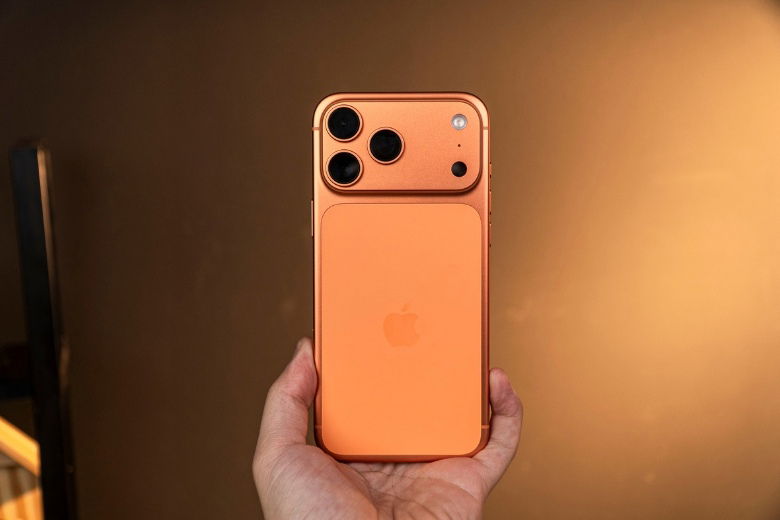 iPhone 17 Pro Max 2TB cảm giác khi cầm máy