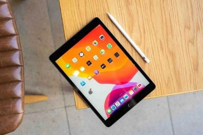 iPad Gen 8 thiết kế nhỏ gọn, tiện dụng
