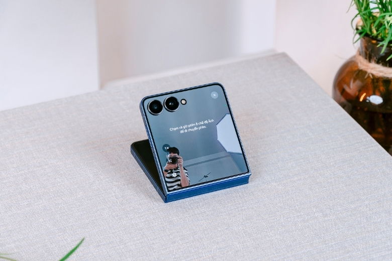 Camera Galaxy Z Flip7