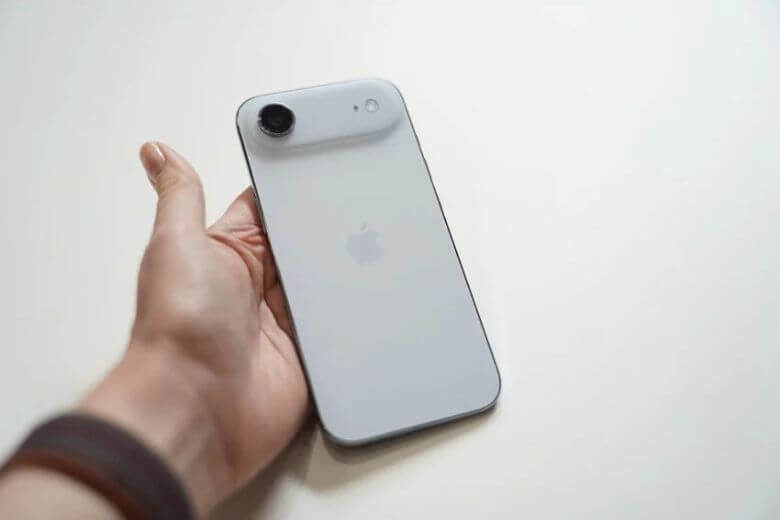 iPhone Air 1TB cũ gây ấn tượng với thiết kế siêu mỏng 5,6mm, nhẹ nhất lịch sử iPhone nhưng vẫn bền bỉ và cao cấp.