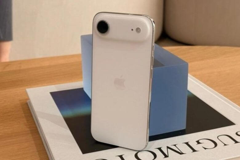 iPhone Air 1TB cũ sở hữu màn hình Super Retina XDR 6.5 inch sáng 3000 nits, hiển thị mượt mà và bền bỉ.