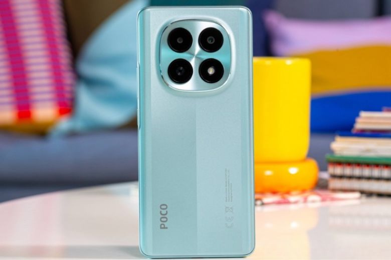 Xiaomi POCO M8 thiết kế mỏng nhẹ, cầm chắc tay