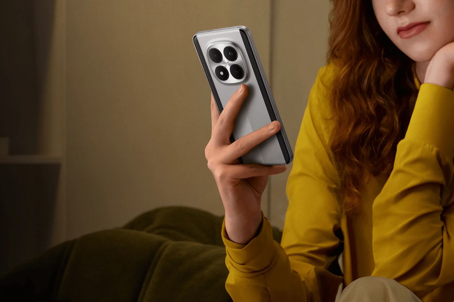 Chi tiết thiết kế mặt lưng cong và cụm camera POCO M8 Pro 5G