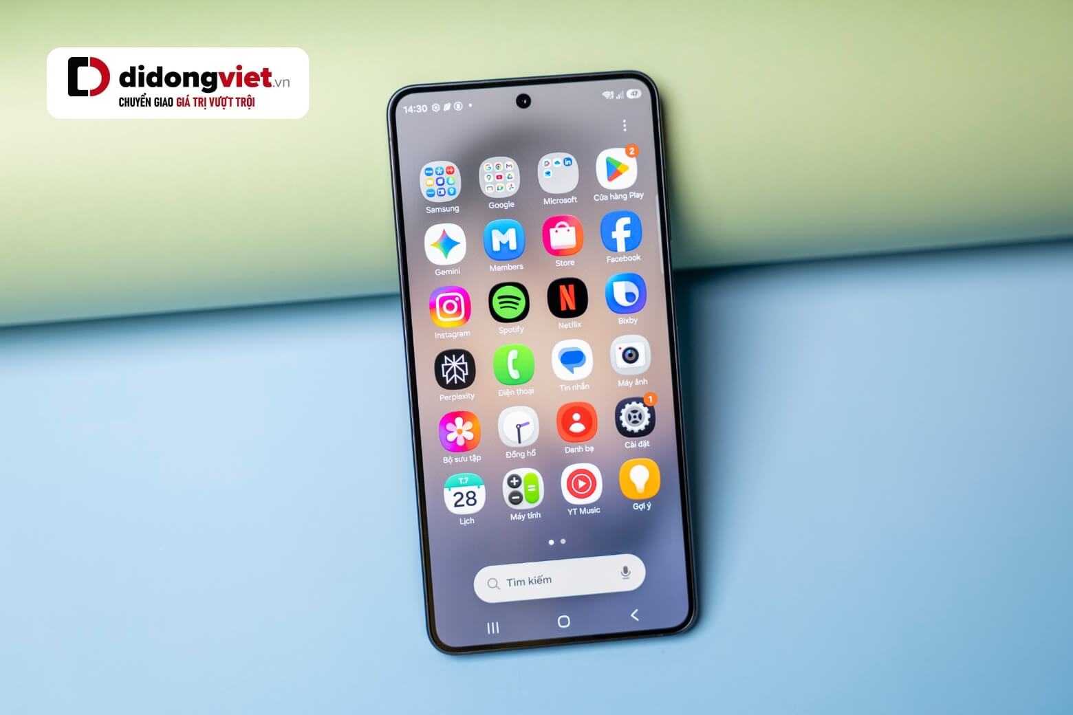 Galaxy S26 512GB trang bị màn hình Dynamic AMOLED 2X 6.3 inch FHD+ với tần số quét thích ứng 120Hz và Vision Booster