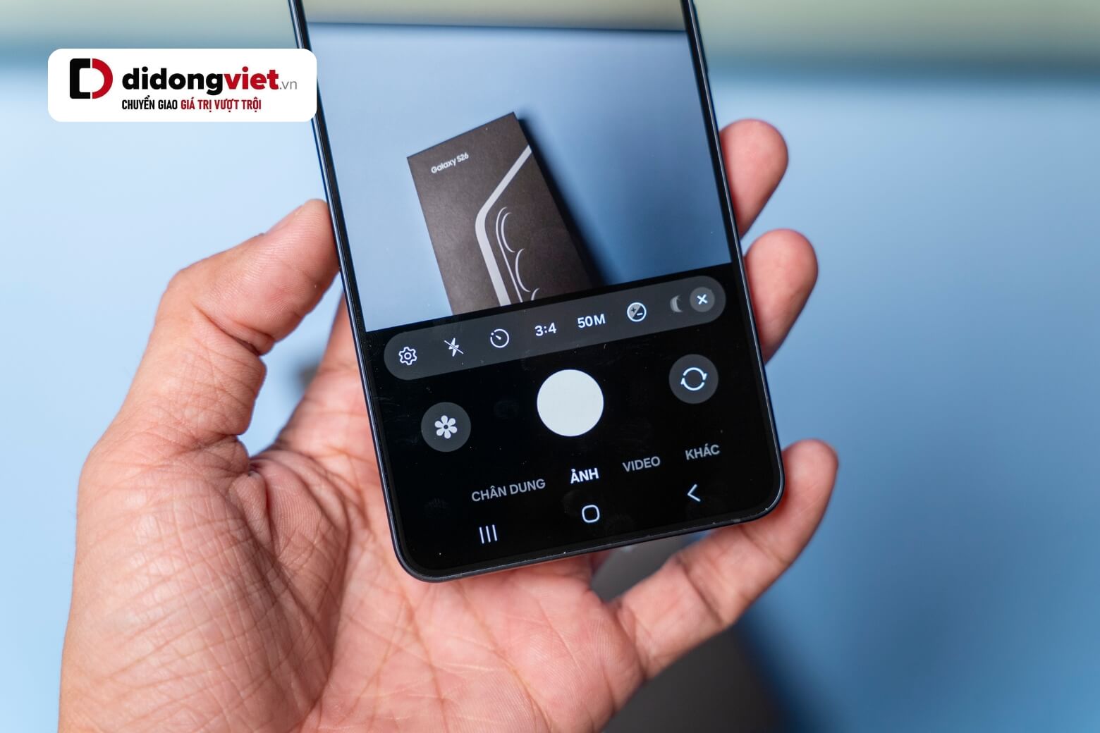 Galaxy S26 512GB sở hữu hệ thống ba camera: chính 50MP F1.8 (zoom 2x), telephoto 10MP (zoom 3x) và siêu rộng 12MP