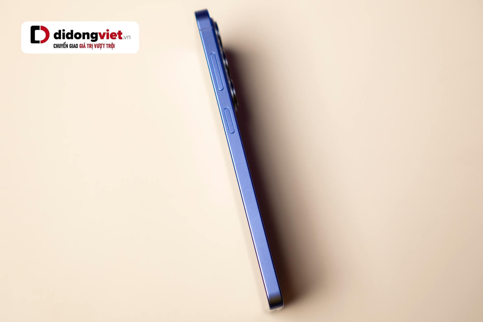 Galaxy S26+ sở hữu thiết kế tinh tế 7.3mm, 190g với màn hình 6.7 inch, chứng chỉ IP68 chống nước 1,5m/30 phút. Galaxy S26+ sở hữu thiết kế tinh tế 7.3mm, 190g với màn hình 6.7 inch, chứng chỉ IP68 chống nước 1,5m/30 phút.