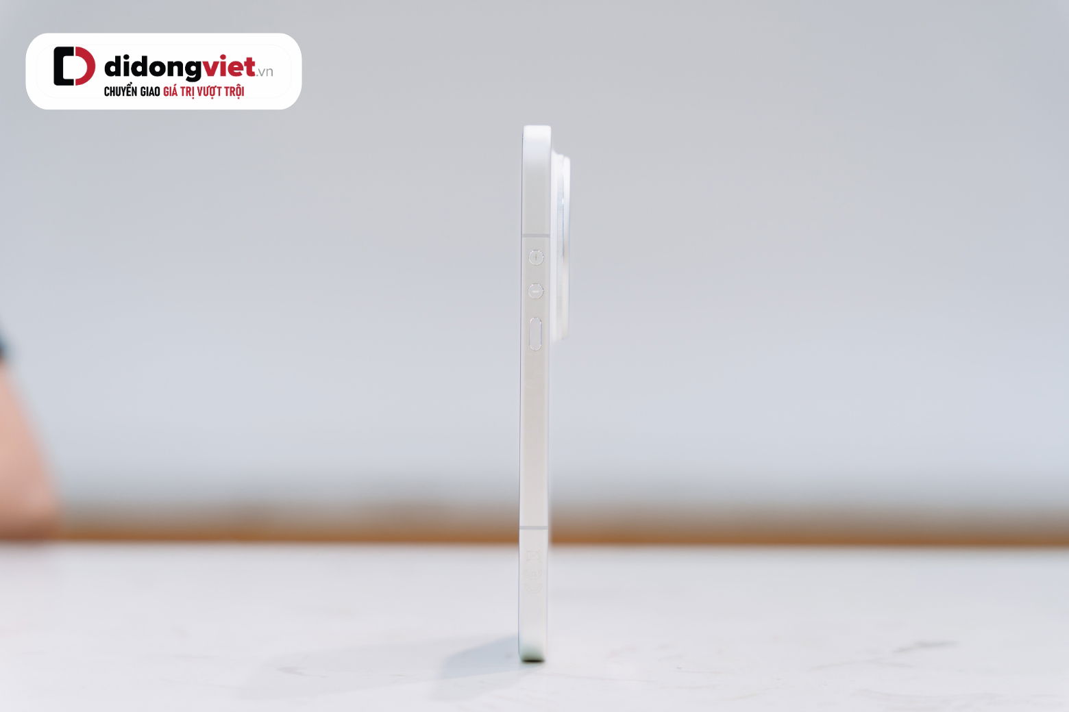 Xiaomi 17 Ultra Leica Edition dày 8.5mm, nặng 230g với khung nhôm, da sinh thái và chuẩn IP68/IP69.