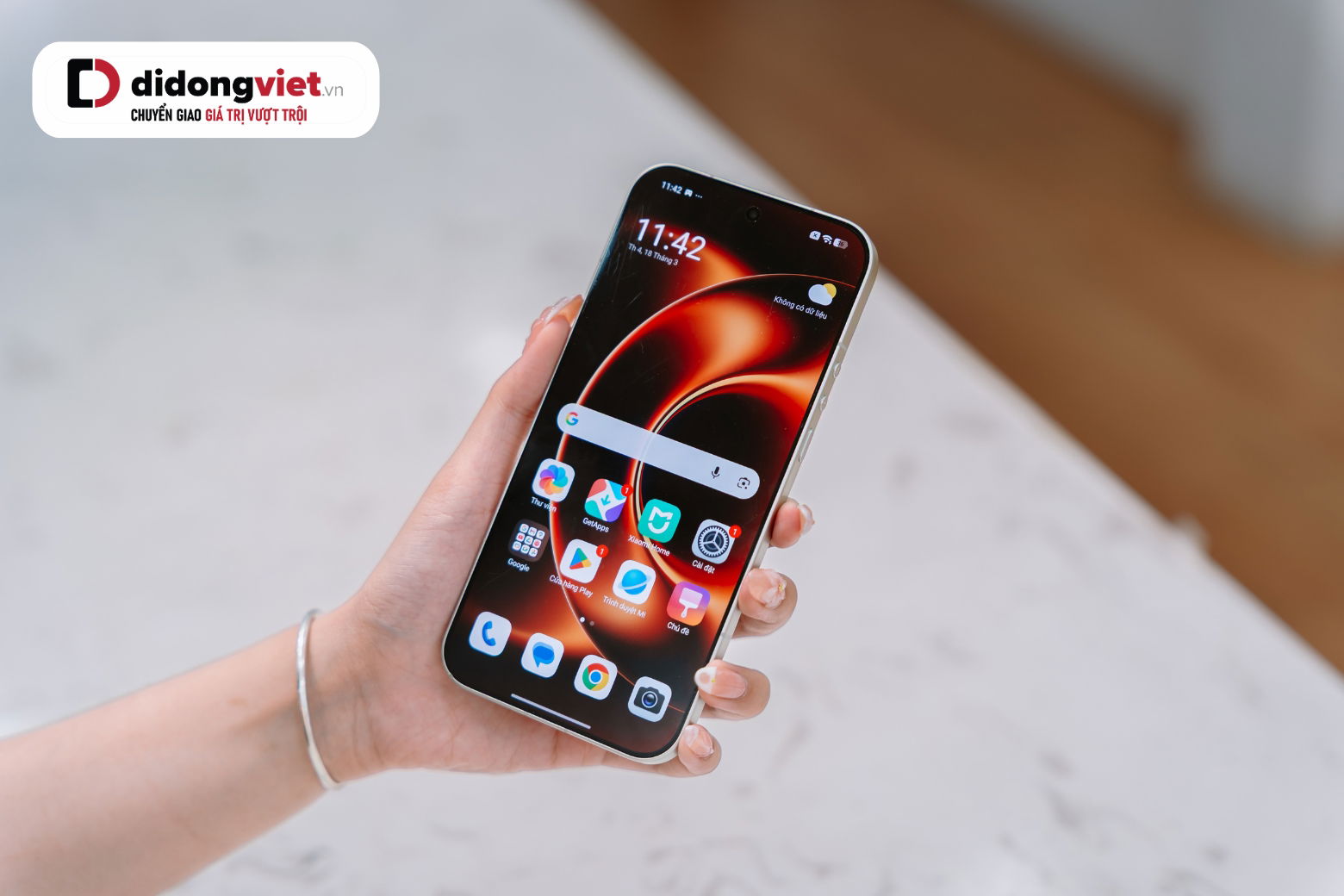 Xiaomi 17 Ultra Leica Edition — màn hình AMOLED 6.9 inch, 3500 nits, 120Hz với LTPO tự động điều chỉnh tiết kiệm pin.