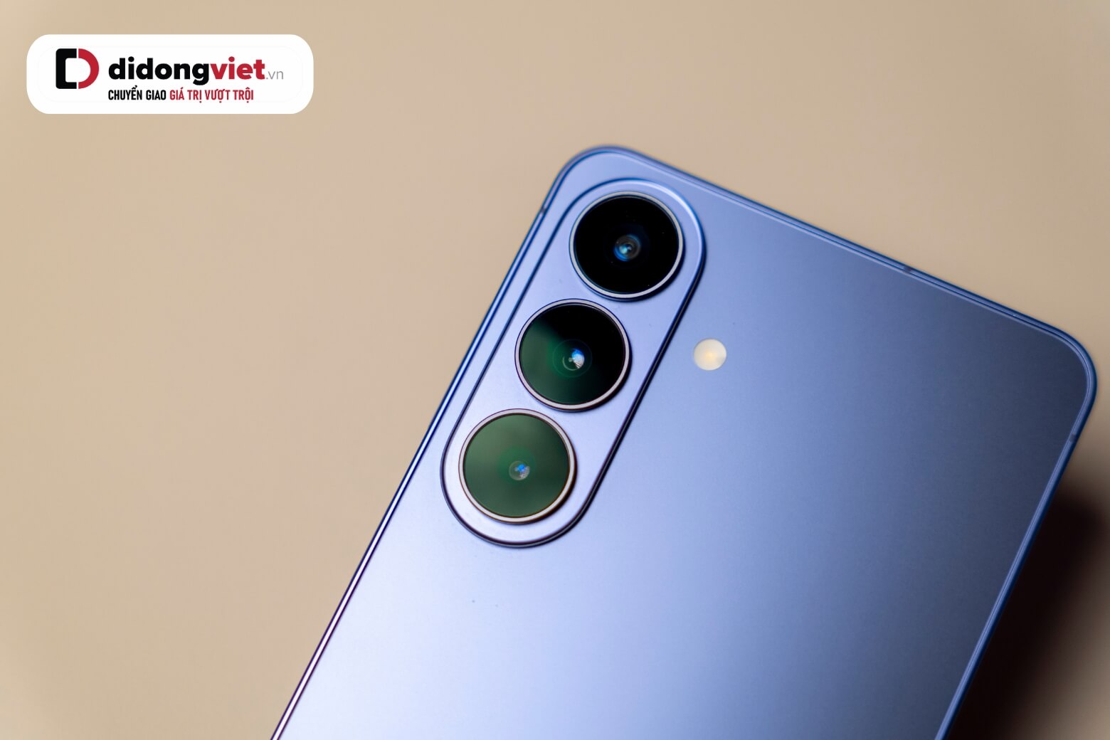 Camera 50MP + AI ISP sắc nét đêm, tuy cần ốp lưng vì cụm camera nhô cao.