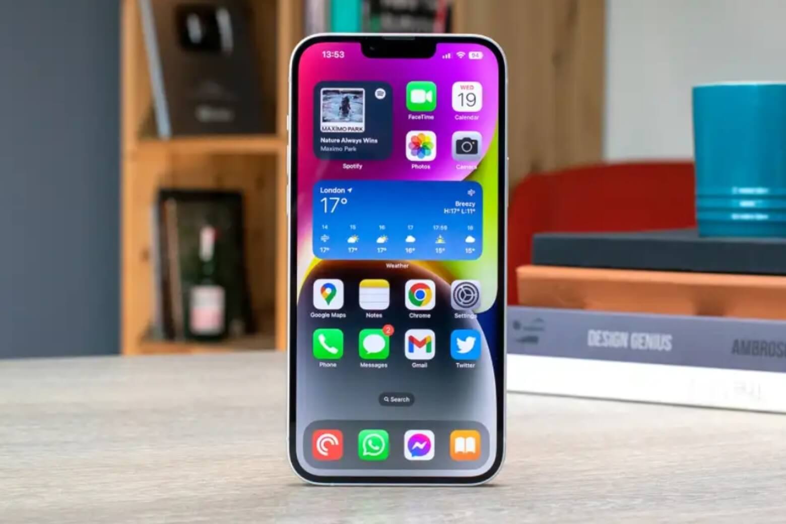 Camera iPhone 14 chụp thiếu sáng tốt, quay chống rung ổn định và Face ID rất chính xác.