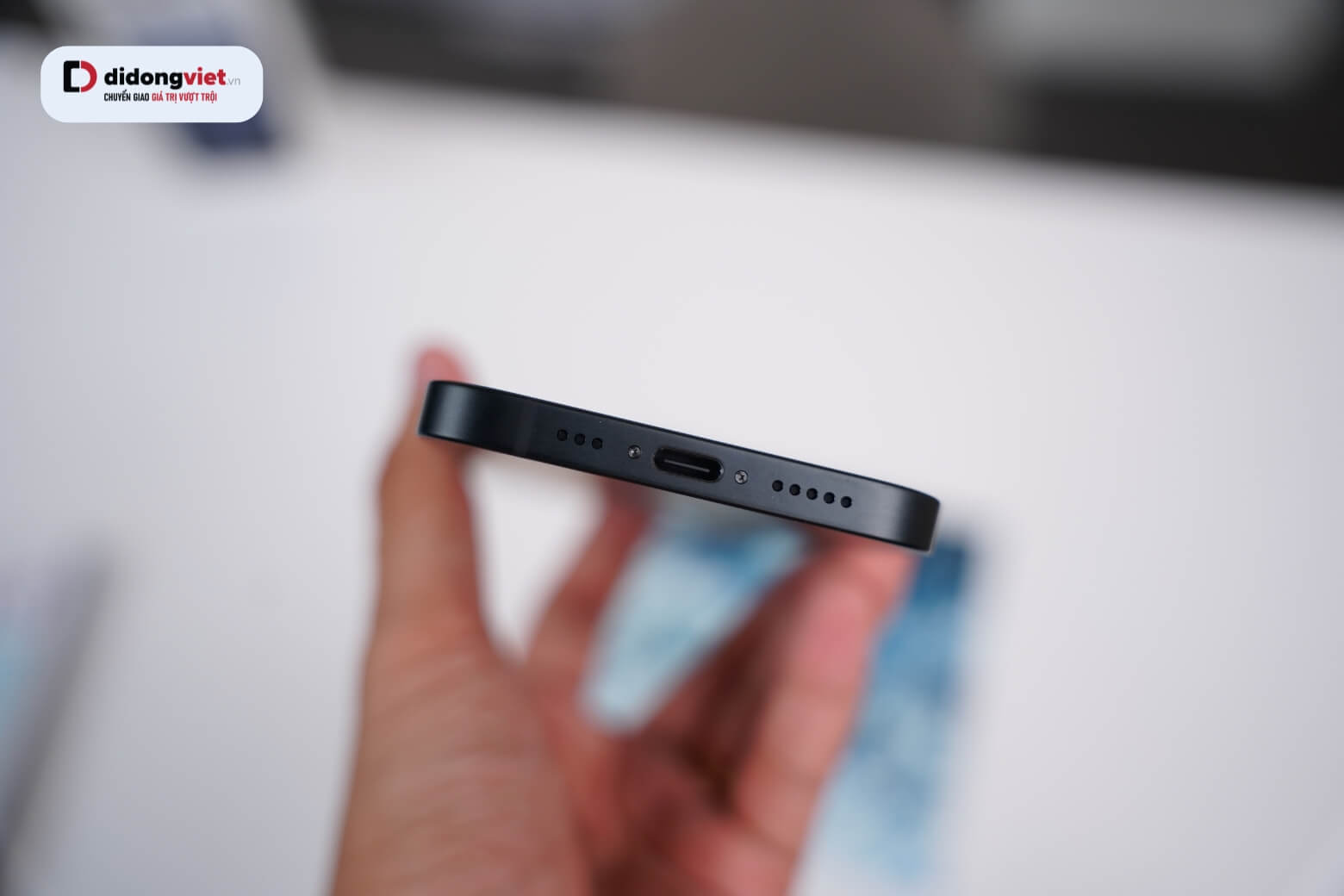 USB-C tiện lợi cùng modem C1 tiết kiệm điện giúp máy mát hơn và ổn định hơn khi dùng 5G. USB-C tiện lợi cùng modem C1 tiết kiệm điện giúp máy mát hơn và ổn định hơn khi dùng 5G.