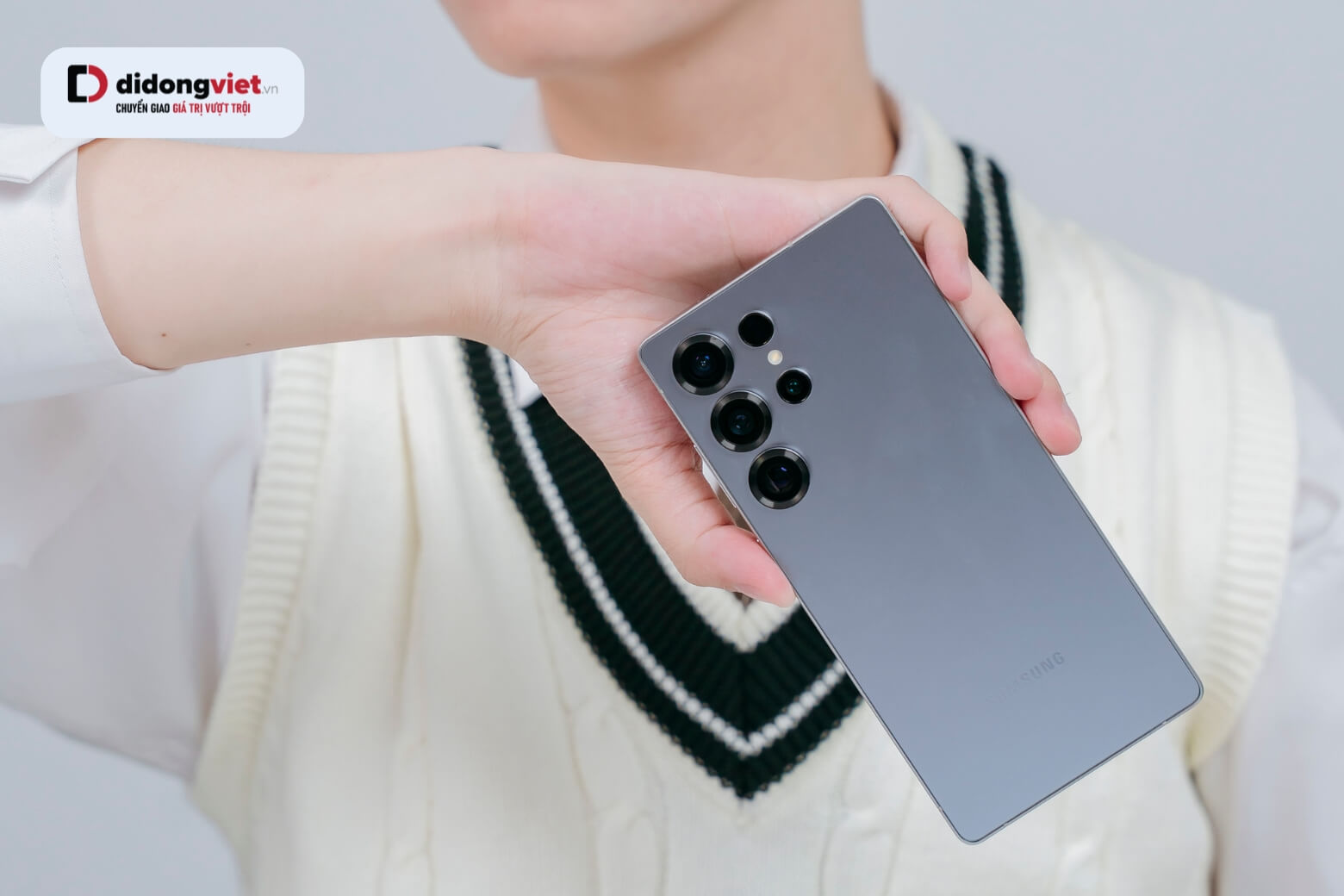 Thiết kế Titanium mỏng nhẹ giúp Galaxy S25 Ultra cầm chắc tay hơn, đổi lại cụm camera lớn cần ốp lưng để tối ưu trải nghiệm sử dụn