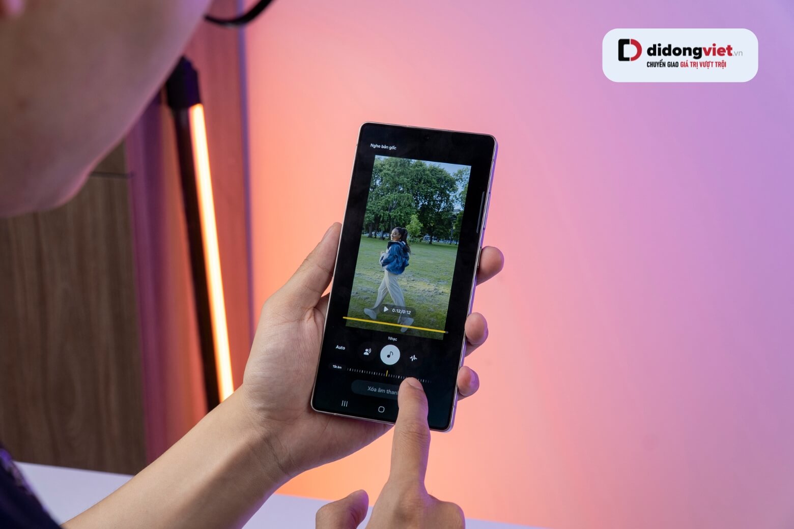 Camera góc rộng 50MP và tele 5x kết hợp AI ProVisual mang lại khả năng chụp đêm, zoom xa và quay HDR 10-bit sắc nét vượt chuẩn flagship.