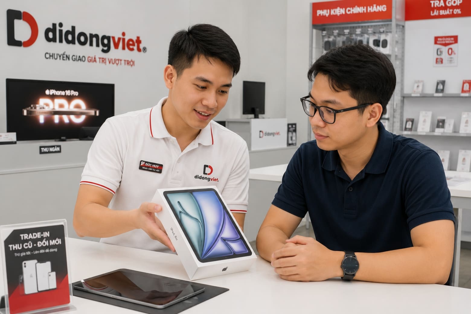 Khách hàng đang thực hiện Trade-in thu cũ lên đời iPad Air M4 tại cửa hàng Di Động Việt