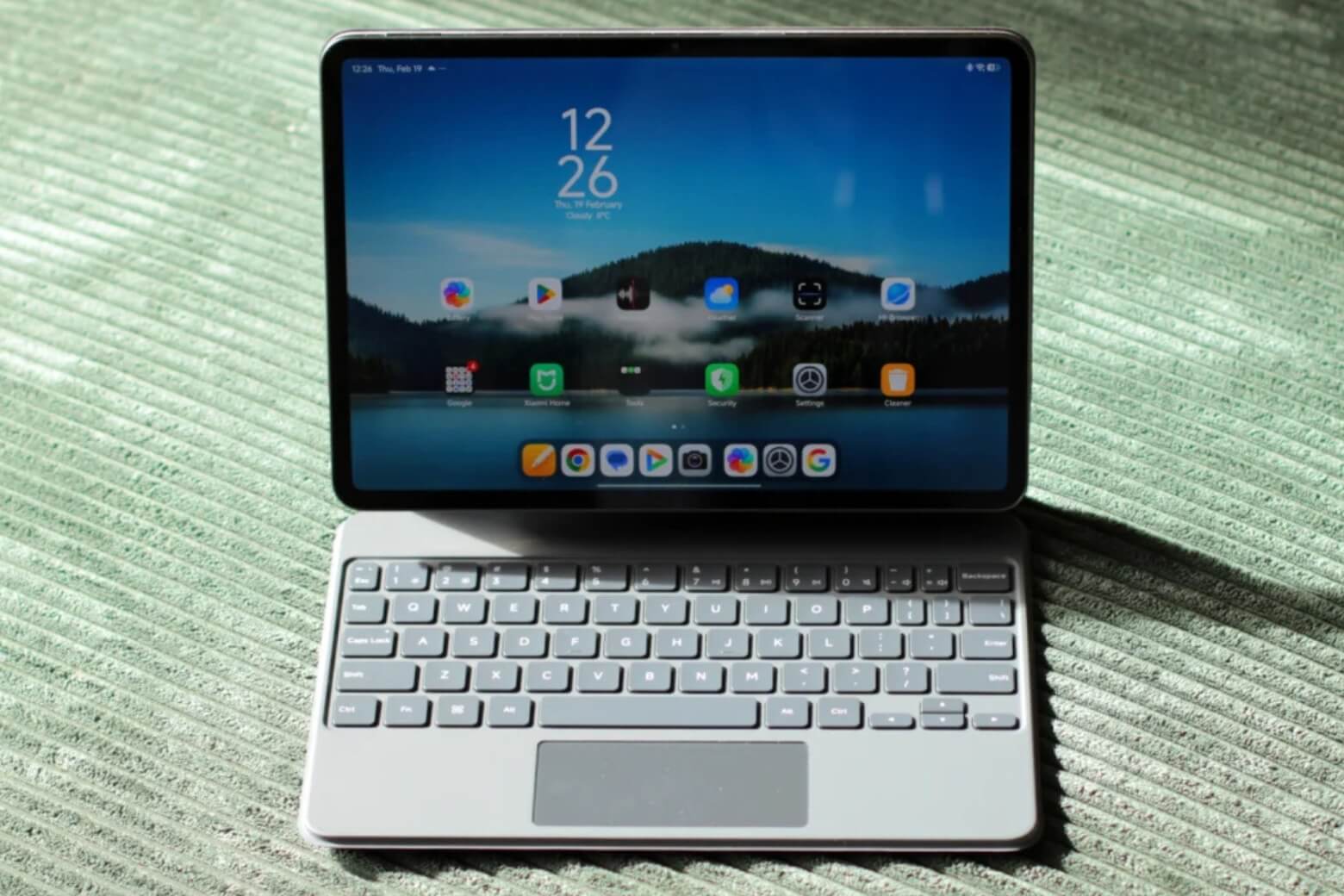 Xiaomi Pad 8 Pro được trang bị bàn phím và hệ điều hành hiện đại