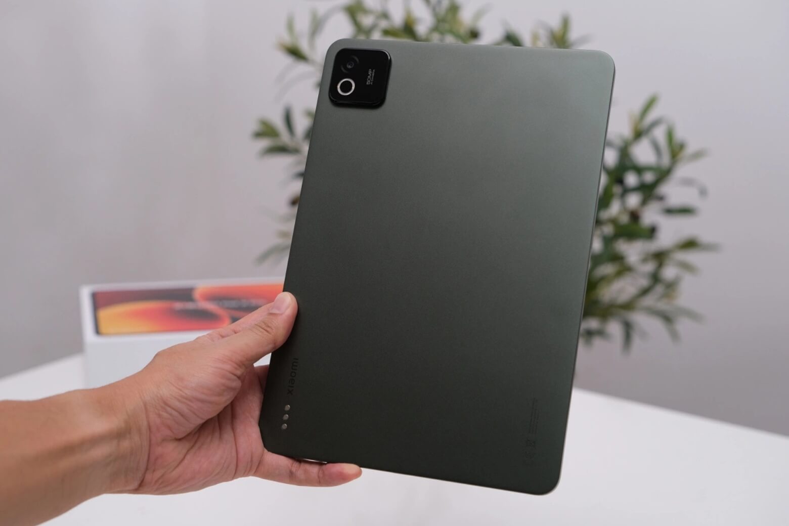 Xiaomi Pad 8 Pro trải nghiệm cầm nắm khung nhôm