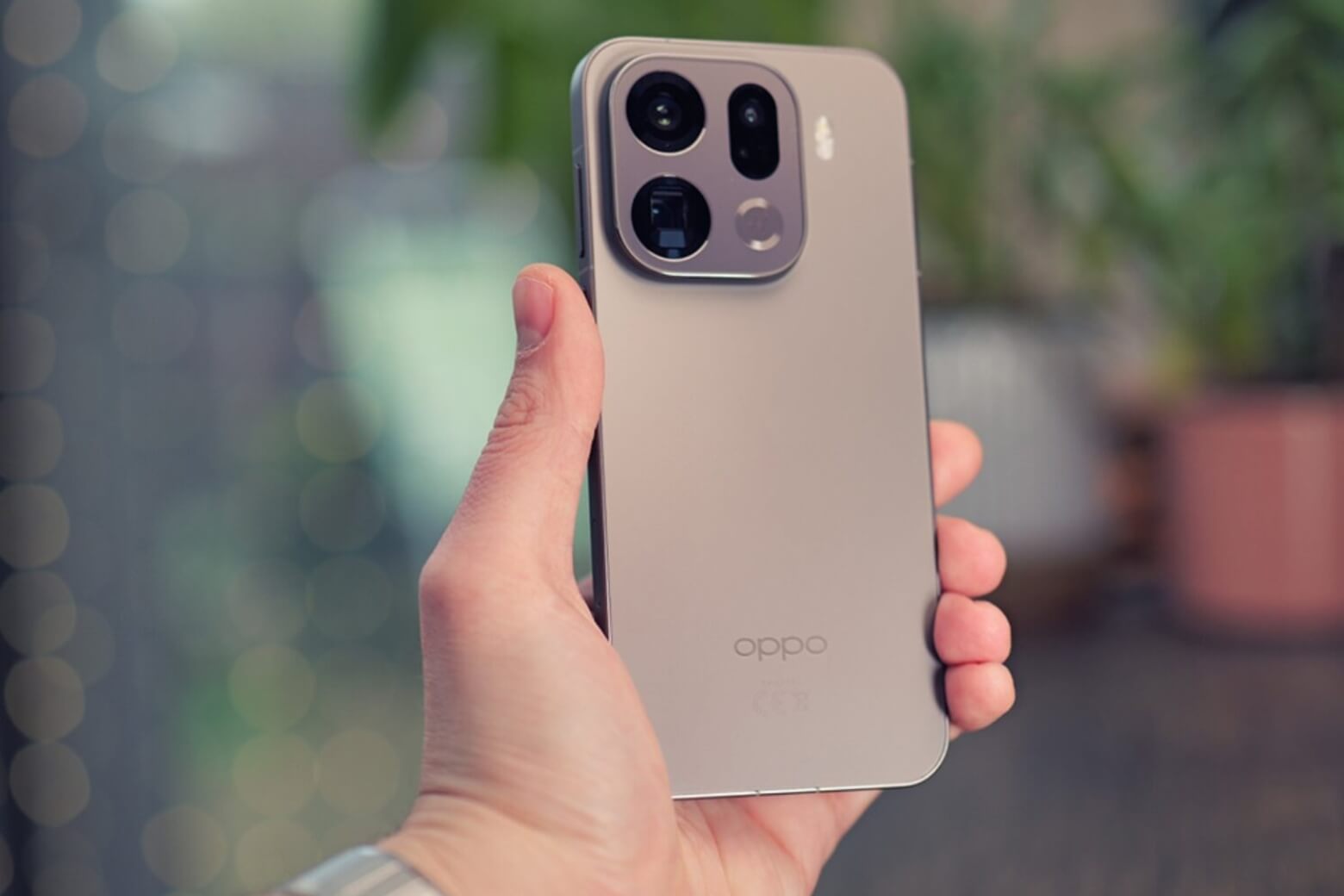 OPPO Find X9s Pro cảm giác cầm nắm 